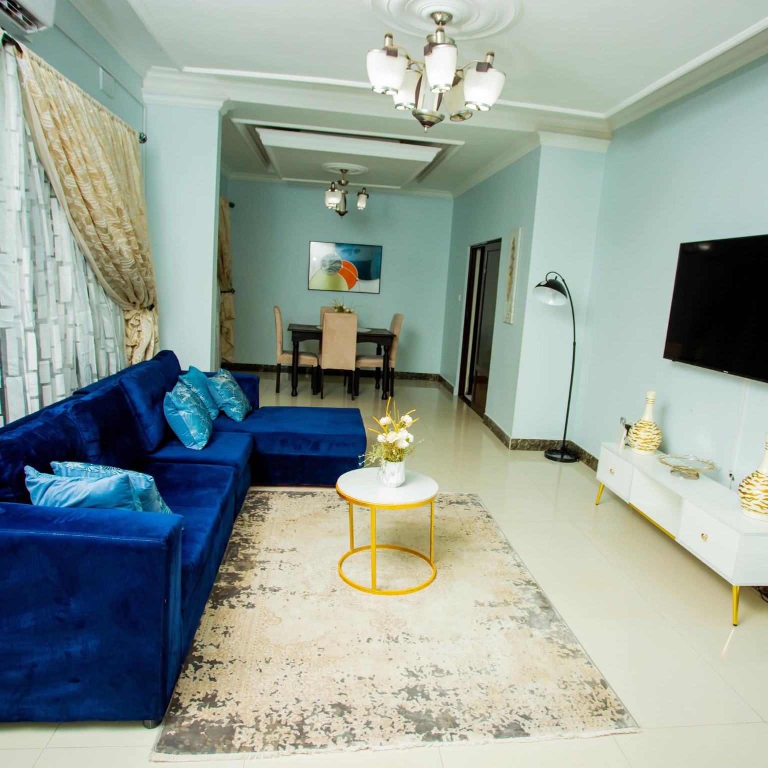 Elegant MHS Apartments living room